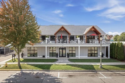 /international/us/252-center-st-lake-geneva-wi-110110374679/
