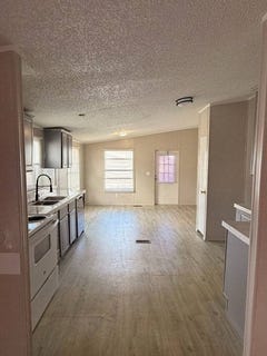 /international/us/2112-colonial-drive-baytown-tx-110108572438/