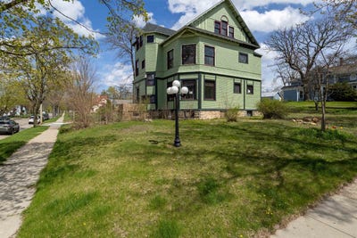 /international/us/704-ash-street-baraboo-wi-110103975898/