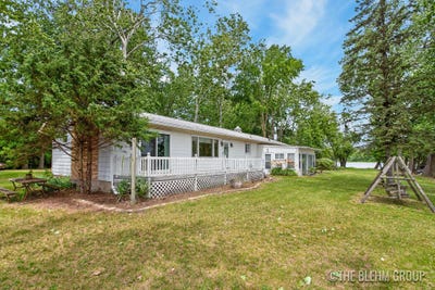 /international/us/15121-roberts-shore-drive-constantine-mi-110108891379/