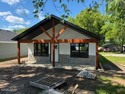 /international/us/120-poplar-street-carterville-mo-110107714948/