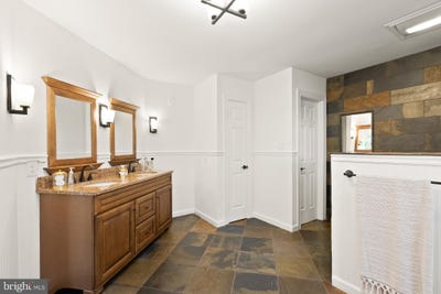 /international/us/17842-oakmont-way-purcellville-va-110100348468/