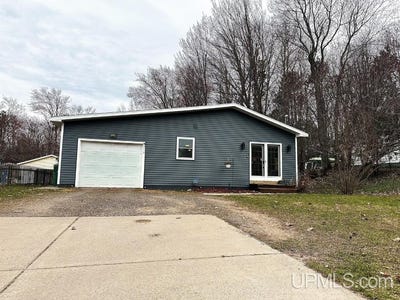 /international/us/819-clark-street-marquette-mi-110107928935/