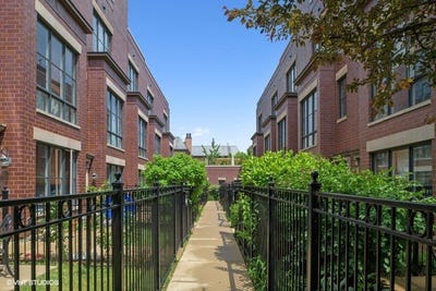 /international/us/2709-n-hermitage-avenue-chicago-il-110099099334/
