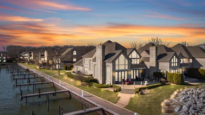 /international/us/26421-harbour-pointe-drive-harrison-twp-mi-110120109110/