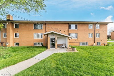 /international/us/22011-river-oaks-drive-rocky-river-oh-110107845757/