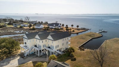 /international/us/134-water-lane-newport-nc-110106811389/