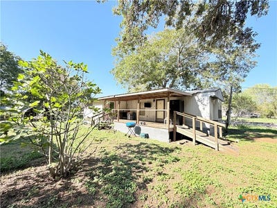 /international/us/204-hope-street-yoakum-tx-110120499804/