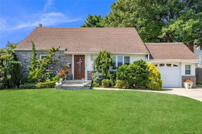 /international/us/14-mayfair-lane-hicksville-ny-110110236043/
