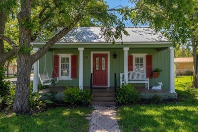 /international/us/112-east-market-street-fayetteville-tx-110108426913/