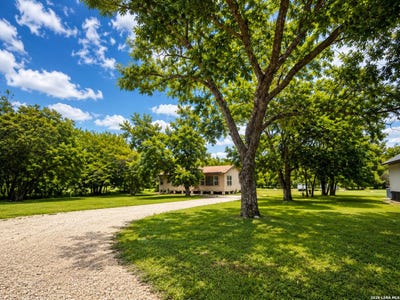 /international/us/1201-avenue-j-hondo-tx-110109165800/