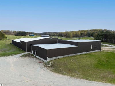 /international/us/5720-bates-road-williamsburg-mi-110108268781/