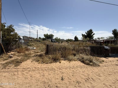 /international/us/18296-claymine-road-edwards-ca-110107465739/