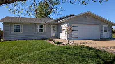 /international/us/1093-12th-st-ne-sioux-center-ia-110107550272/