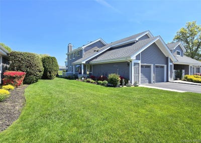/international/us/377-quarry-pond-court-moriches-ny-110108168892/