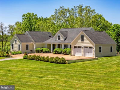 /international/us/20147-woodtrail-road-round-hill-va-110108448180/
