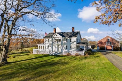 /international/us/268-mountain-road-pittsfield-nh-110103393066/