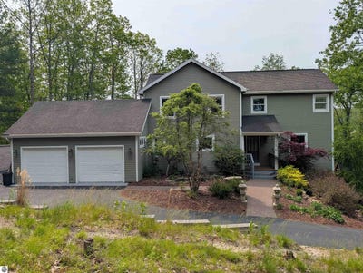 /international/us/4076-williamston-court-williamsburg-mi-110097357167/