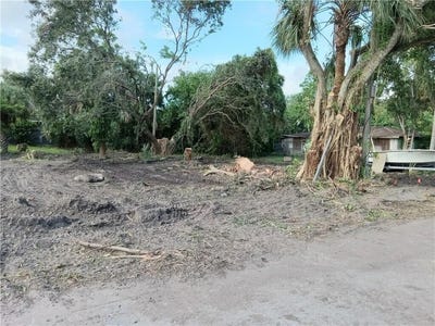 /international/us/2066-42nd-place-vero-beach-fl-110108980609/