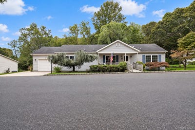 /international/us/1407-middle-road-calverton-ny-110110403934/