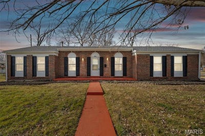 /international/us/2365-thunderbird-avenue-florissant-mn-110107856489/