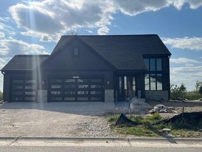 /international/us/w251n2385-valleyview-cir-pewaukee-wi-110106803730/