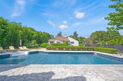 /international/us/8-school-street-hampton-bays-ny-110102897949/