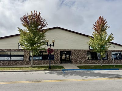 /international/us/84-division-street-manistee-mi-110097324384/