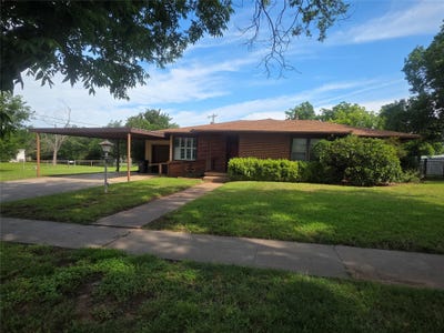 /international/us/1213-hillcrest-drive-graham-tx-110108417113/