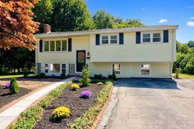 /international/us/103-columbus-ave-stoughton-ma-110110172676/