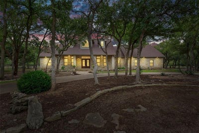 /international/us/735-winding-trail-crawford-tx-110101027887/