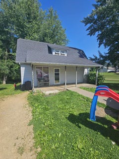 /international/us/108-bunker-hill-street-potosi-wi-110100474695/