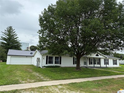 /international/us/608-water-street-alden-ia-110101139541/