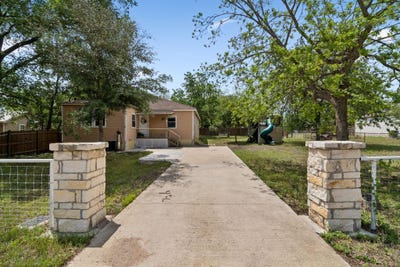 /international/us/810-lamar-st-luling-tx-110107458585/