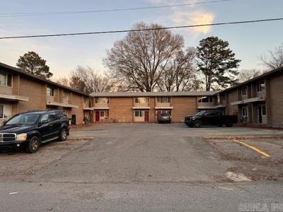 /international/us/300-n-clinic-street-searcy-ar-110104219746/