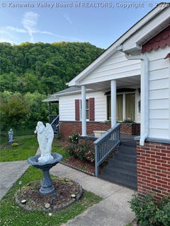 /international/us/2222-robin-avenue-east-bank-wv-110105526110/