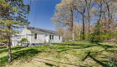 /international/us/19-leigh-road-cumberland-ri-110107880473/