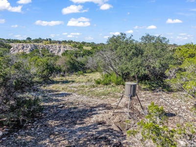 /international/us/black-waterhole-ranch-rocksprings-tx-110120509320/