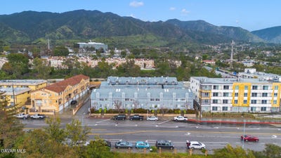 /international/us/14425-foothill-boulevard-sylmar-ca-110108692106/