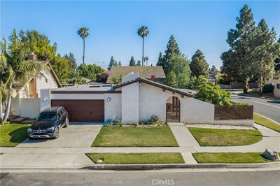 /international/us/1099-salinas-costa-mesa-ca-110108076338/