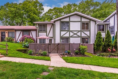 /international/us/290-brettonwoods-drive-coram-ny-110108358113/