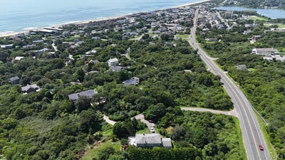 /international/us/84-n-surfside-avenue-montauk-ny-110119628486/