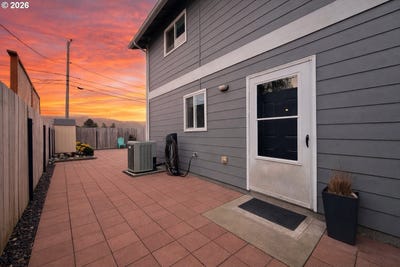 /international/us/325-matot-st-brookings-or-110106819629/