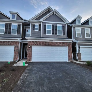 /international/us/2227-horseshoe-circle-naperville-il-110107408783/