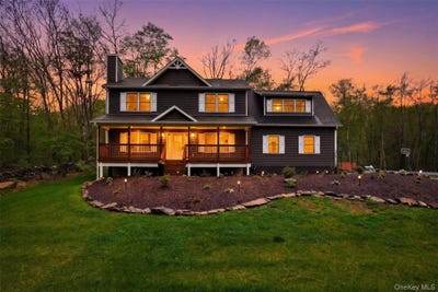 /international/us/9-school-house-road-middletown-ny-110108076163/