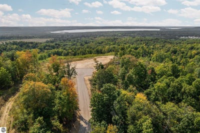 /international/us/26-32-acres-retreats-way-rapid-city-mi-110110188845/