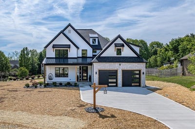 /international/us/245-somerset-drive-hinckley-oh-110108774618/