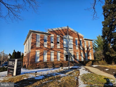 /international/us/2215-e-market-street-york-pa-110105531232/