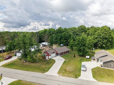 /international/us/288-cayo-drive-buckley-mi-110109087174/