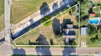 /international/us/205-s-valley-street-cuero-tx-110092529432/
